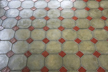 Yerde kırmızı ve gri fayanslar  