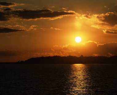 Gölün üzerinde güzel bir gün batımı