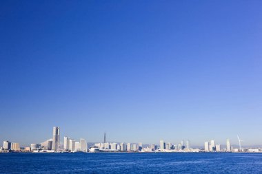 Güneşli bir günde şehir silueti 