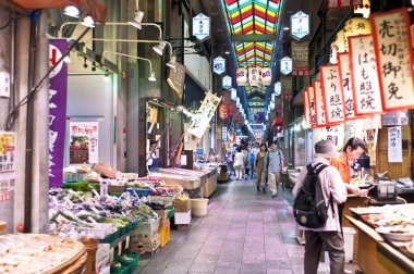 Tokyo, Japonya 'da gece pazarında yürüyen insanlar.