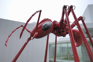 Florent Hofmann 'ın karınca heykeli, Towada, Japonya' daki Towada Sanat Merkezi 'nin yakınında yer alıyor.