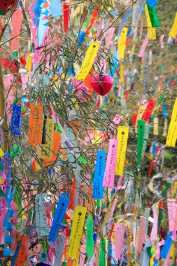 Tanabata ya da yıldız festivali sırasında asılı duran kağıt şeritleri üzerindeki dekorasyon ve dilekler