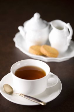 Ahşap masa arkasındaki çay fincanının yakın görüntüsü.