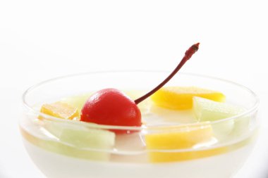 Beyaz arka planda cam içinde lezzetli meyve kokteylinin yakın plan görüntüsü     