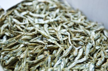 Kavanozda kurumuş küçük balık yığını