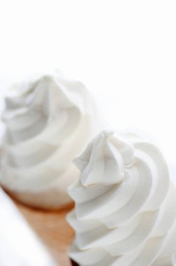 Beyaz arka planda waffle külahlı lezzetli dondurmaların yakın plan görüntüsü   