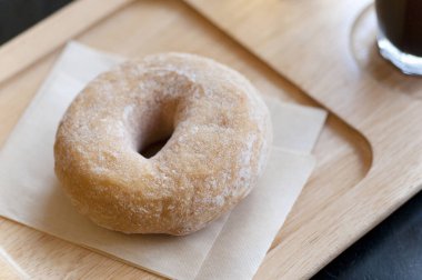 Şeker kaplı çörek parşömen kağıdında dinleniyor.