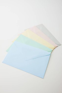 Beyaz Arkaplanda Renkli Zarflar