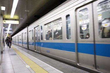 Tokyo tren istasyonunda metro treni