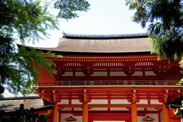 Rote Fassade Asiatischer Architektur Und Grüne Äste — Stockfoto