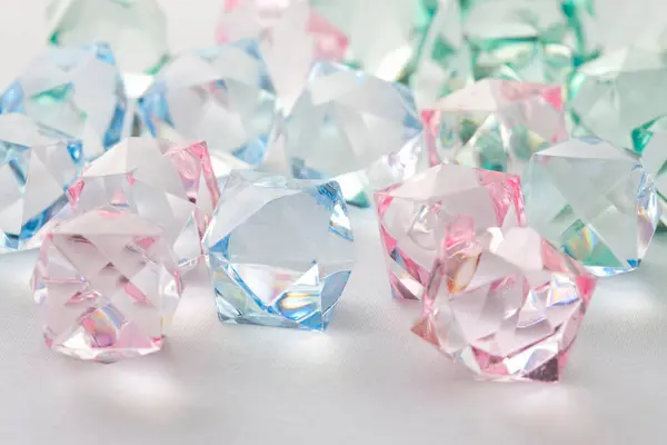 Beyaz Arkaplanda Kristal Mücevherler — Stok fotoğraf