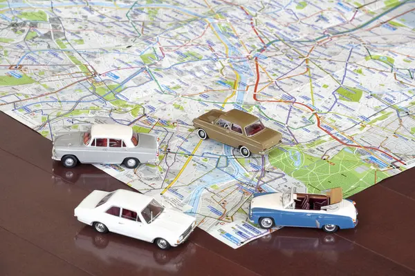 Ett Gäng Leksaksbilar Kartan — Stockfoto
