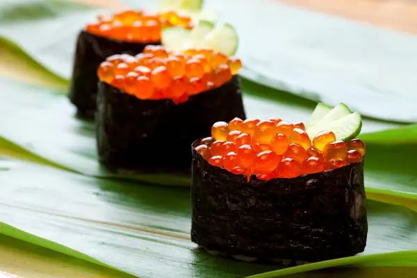 Gunkan Ikura Sushi Caviar Salmão — Fotografia de Stock