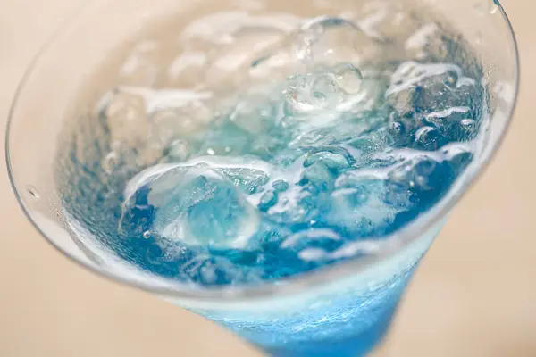 Cocktail Bleu Froid Avec Glace Verre — Photo