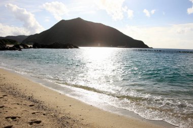 Güneşli ve bulutlu güzel deniz manzarası