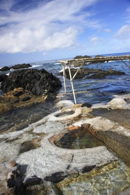 Denizde kayalık bir sahil manzarası  