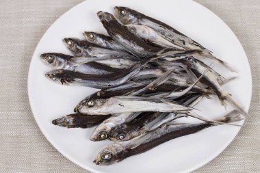 Beyaz tabakta kurutulmuş balık. 