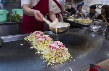 Sokağın ortasında et ve sebzeli taze taco hazırlıyorum.