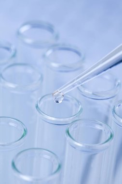 Laboratuvar araştırması. Laboratuvar cam test tüpleriyle donatılmış..                 