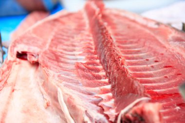 Ton balığı kesiyor.