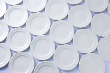 Beyaz arkaplanda beyaz plakaların kapatılması 