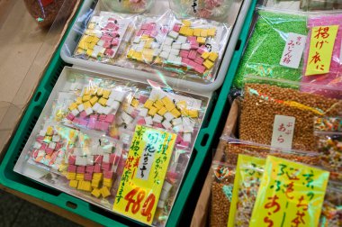 Plastik torbalarda paketlenmiş renkli Japon atıştırmalıkları.