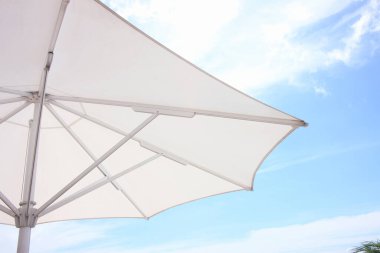 Bulutlu beyaz şemsiye mavi gökyüzü arkaplanı 
