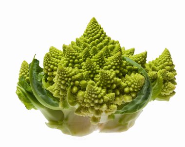 Beyaz arka planda taze Romanesco lahanası 