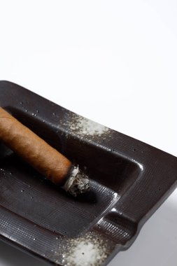 Beyaz arka planda puro bulunan kül tablası