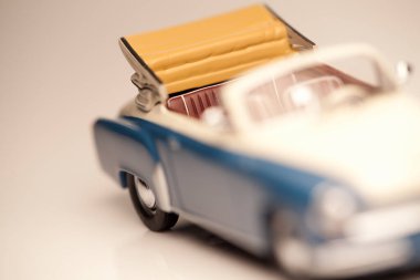 beyaz arkaplanda oyuncak Cabriolet araba modeli