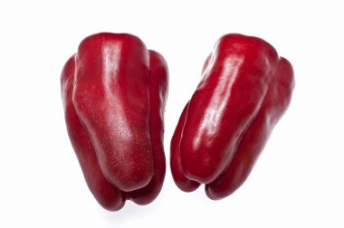 Beyaz zemin üzerine kırmızı olgun biber   