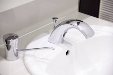 Modern lavabo ve musluk banyonun içinde.      