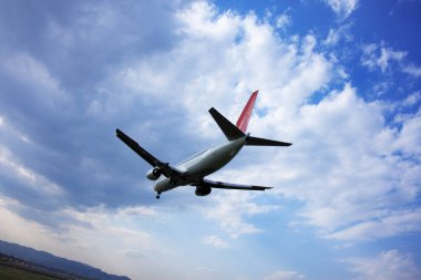 Yolcu uçağı gökyüzünde uçar.