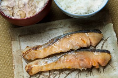 Lezzetli balıkların yakın plan görüntüsü, pirinç ve Japon yemekleri.    