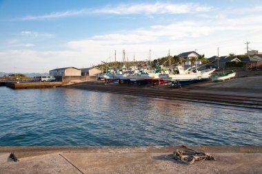 Küçük bir sahil köyünün yakınındaki kumlu sahilde dinlenen balıkçı tekneleri.