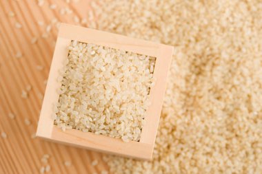 Tahta kutuda pişmemiş pirinç taneleri, yakın çekim.