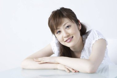 Gülümseyen Asyalı kadın portresi 