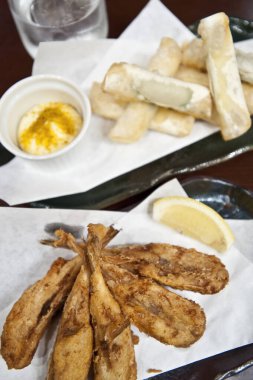 Beyaz tabakta kızarmış balık.