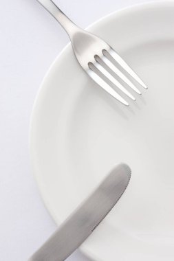 çatal ve bıçak tabakta 