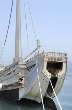 Eski ahşap gemi limana demirlemiş.