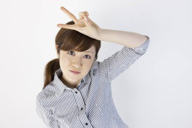 Asyalı kadın zafer işareti yapıyor, genç Japon kadının portresi.