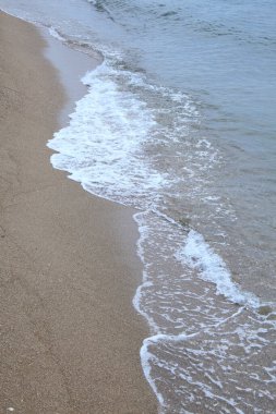 Deniz dalgaları ve kumsalın güzel kumlu kıyıları     