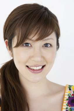 Genç gülümseyen Asyalı kadın