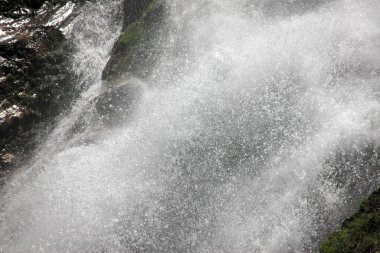 Dağlardaki şelaleye yakın.