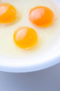 Yumurtalar tavada, yakın çekim.