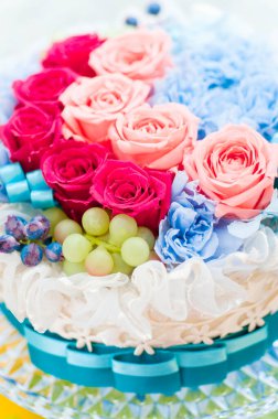 Renkli güller ve üzümlerle dolu güzel bir buket