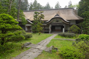 Bahçedeki geleneksel Japon tapınağı manzarası.
