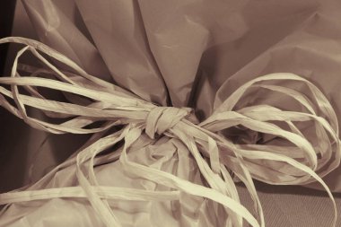 Buruşmuş hediye ambalaj kağıdına bağlanmış kurdele.