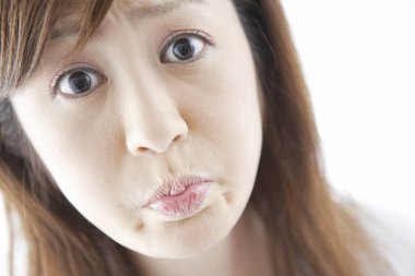 Genç Asyalı kadının kafası karışmış. 