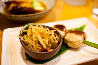 Fasulye filizi ve hamur tatlısı ile Asya yemeği